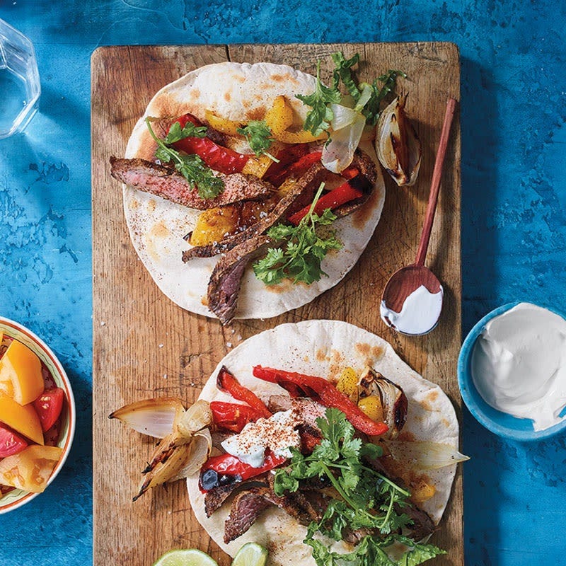 Steak-Fajitas mit Zwiebel-Peperoni-Gemüse