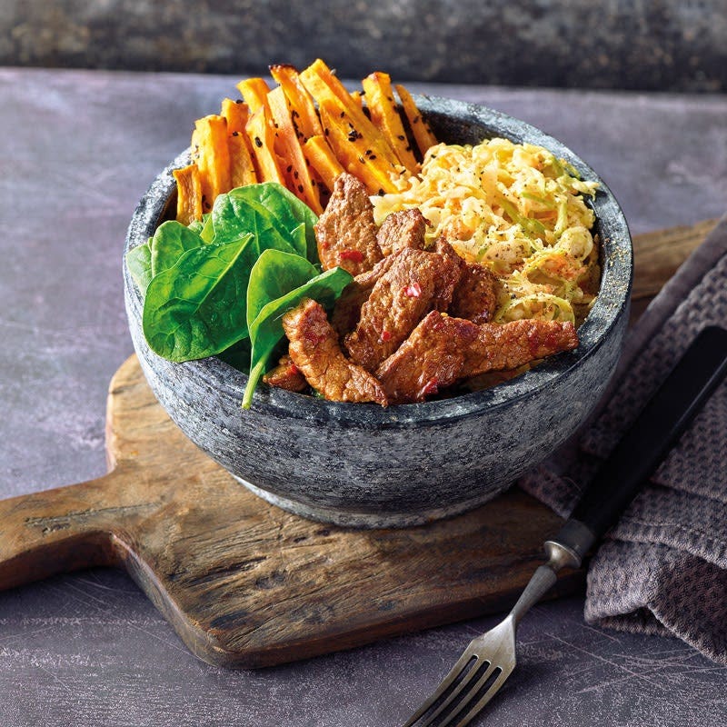 Steakbowl mit Süßkartoffelpommes und Coleslaw