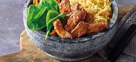 Steakbowl mit Süsskartoffelpommes und Coleslaw