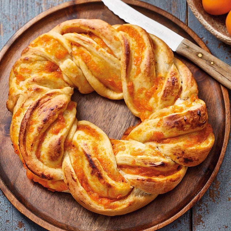 Hefekranz mit Tonka-Aprikosen-Füllung