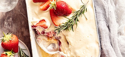 Tiramisu au tofu soyeux fraises et romarin
