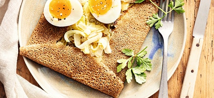 Wachsweiches Ei auf Buchweizen-Crêpe