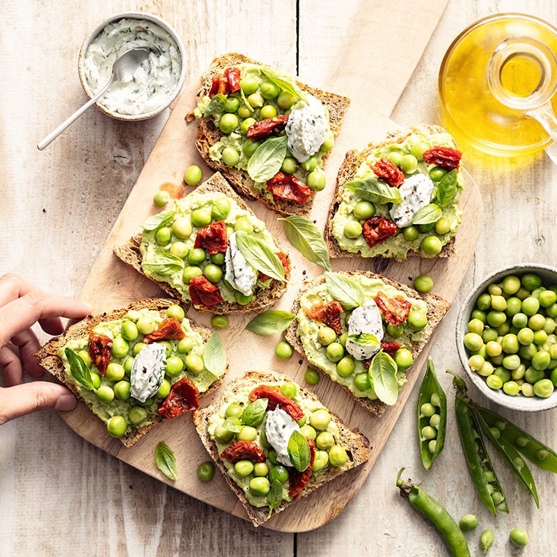 Tartine à l'houmous de petits pois et chèvre frais