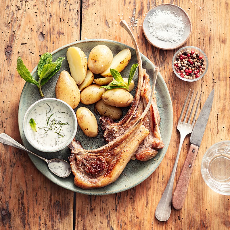 Côtelettes d'agneau à la crème mentholée et grenailles