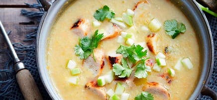 Soupe aux pois cassés, aux pommes et à la saucisse de poulet