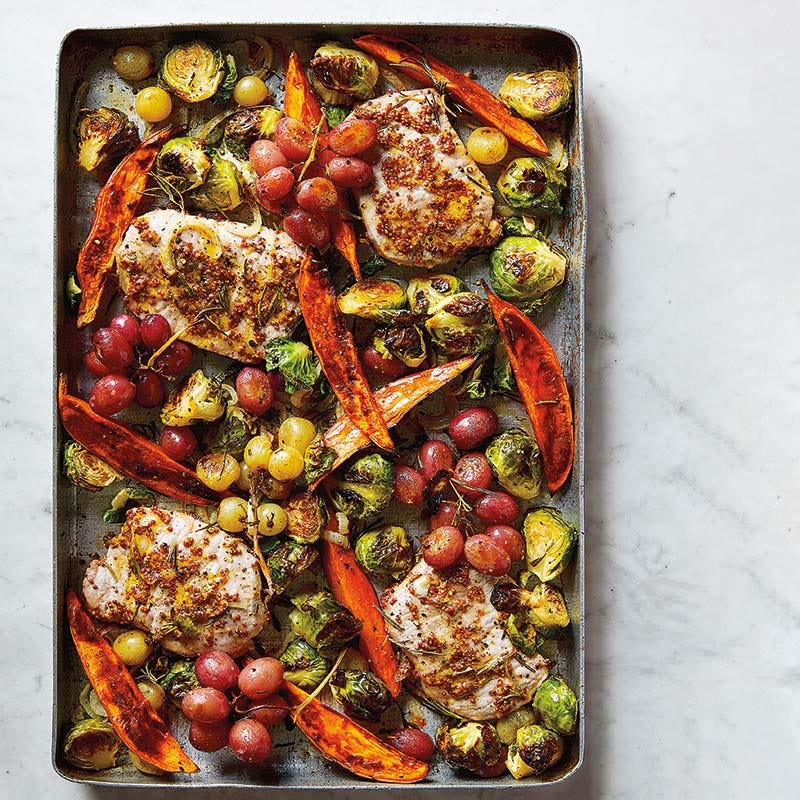 Schweinekotelett mit Rosenkohl und Trauben