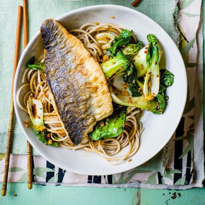 Filets de bar grillés et nouilles au sésame
