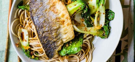 Filets de bar grillés et nouilles au sésame