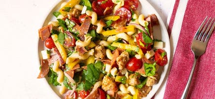 Salade de pâtes de style pizza pour les amateurs de viande