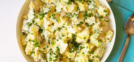 Salade de pommes de terre à la crème sure et à l’oignon