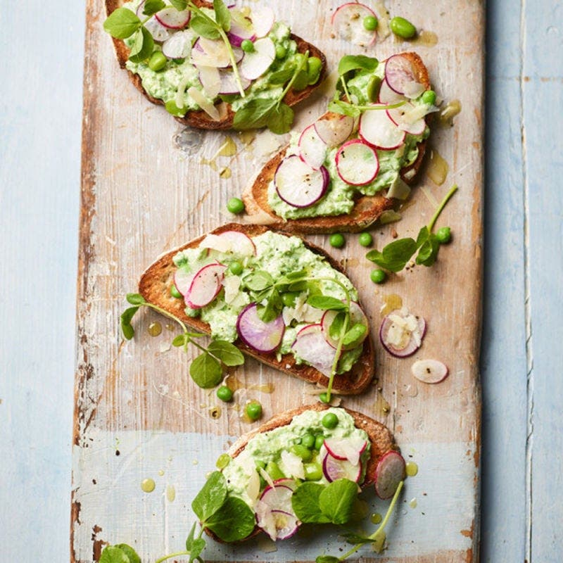 Tartines de petits pois et fèves