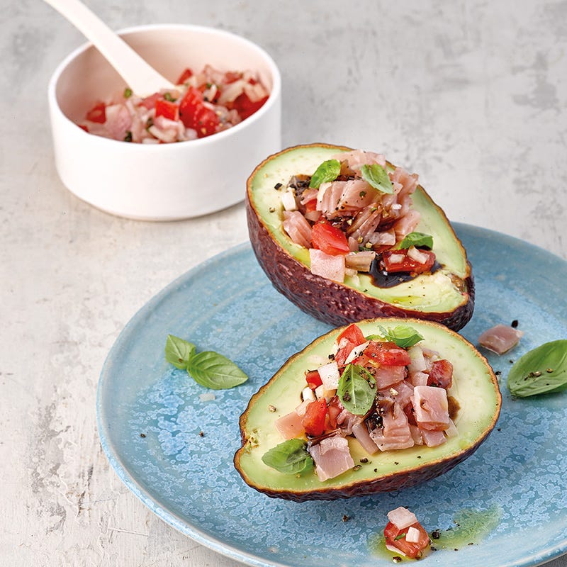 Avocado mit Tomaten-Schinken-Füllung
