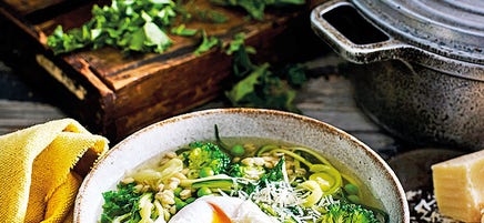 Soupe de légumes verts et d’orge perlée