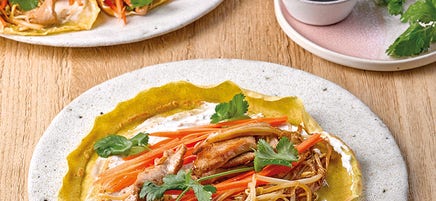 Crêpes au curcuma, poulet à l’asiatique et pousses de soja