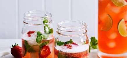 Cocktail kombucha-mojito aux fraises