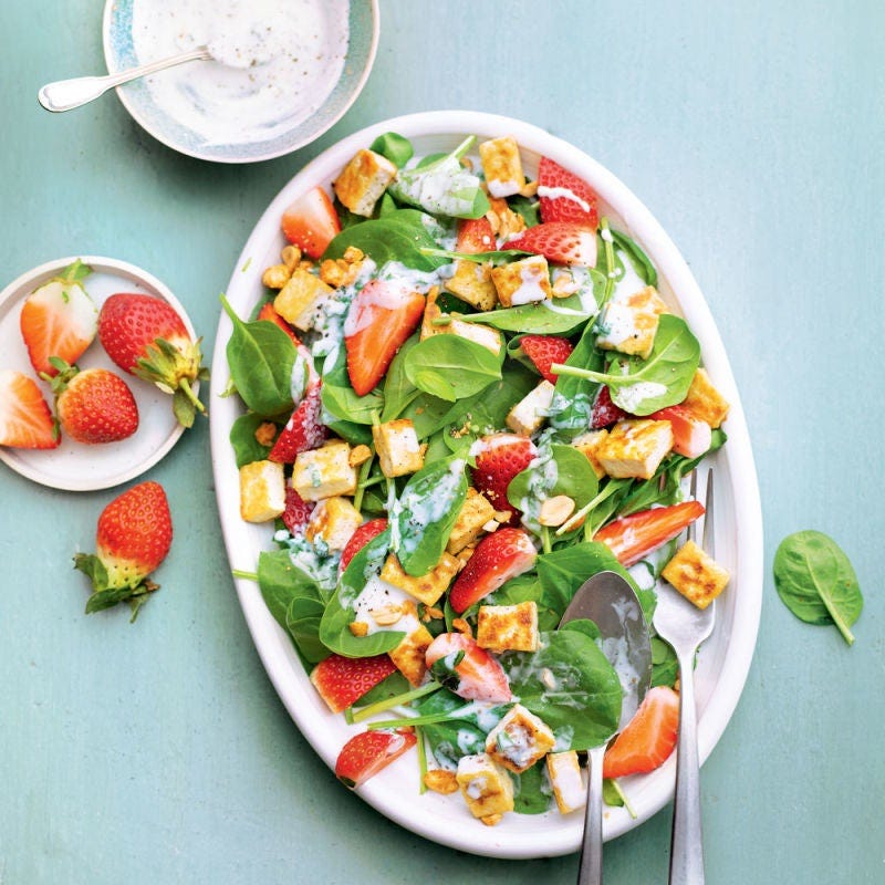 Tofu sauté aux épinards, cacahuètes grillées et fraise