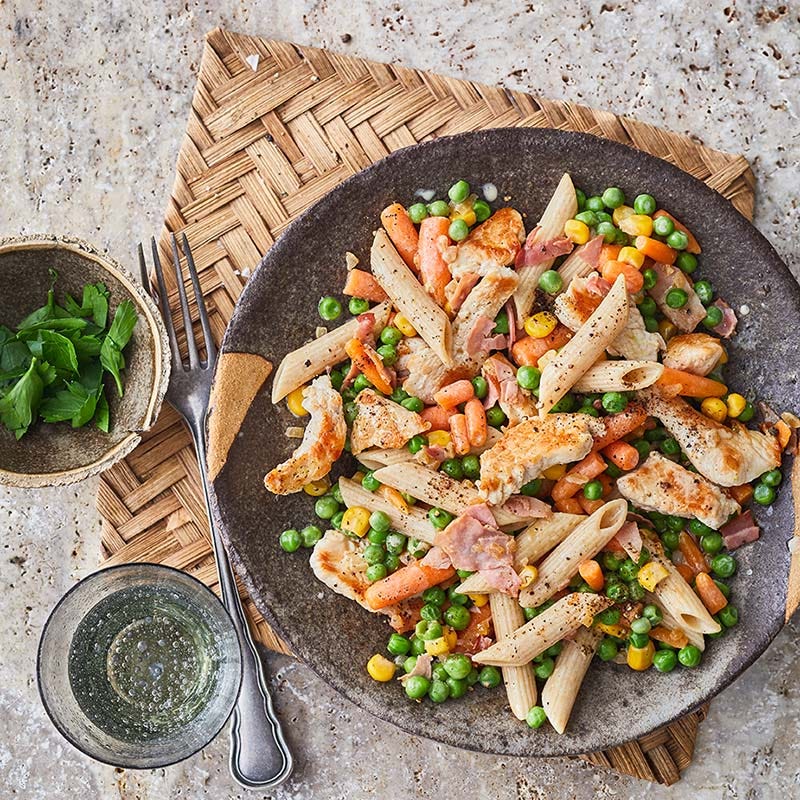 Putenpenne mit Möhren und Erbsen