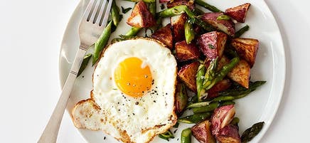 Œuf frit avec hachis d’asperges et de pommes de terre