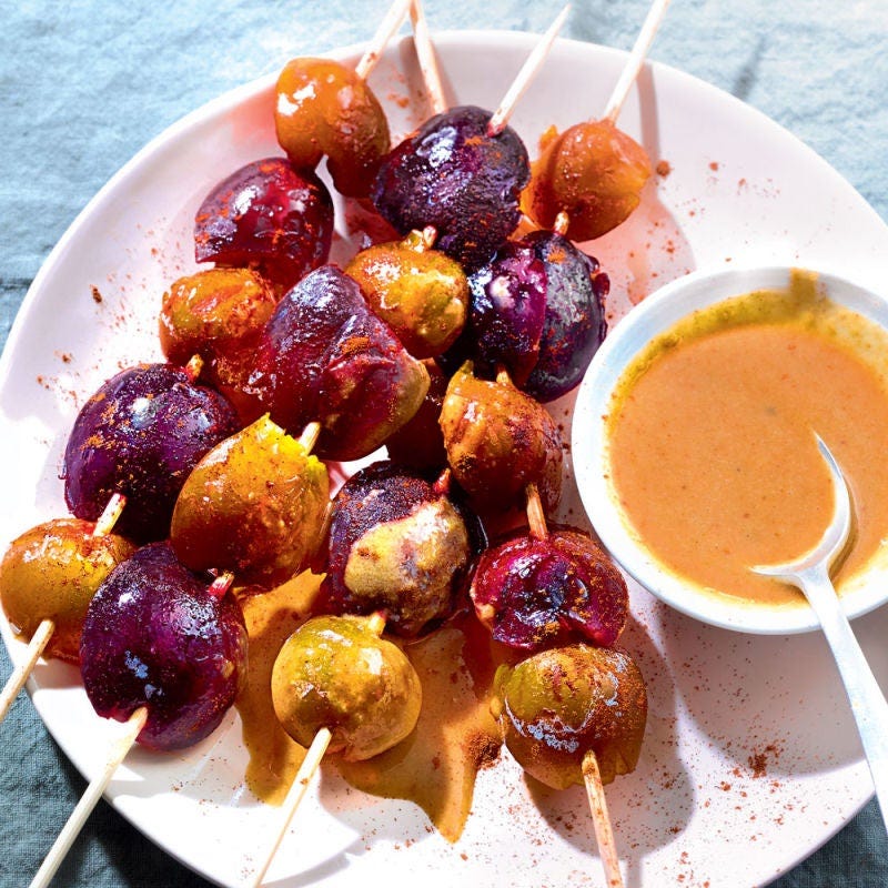 Brochettes de prunes et sauce au pain d’épice
