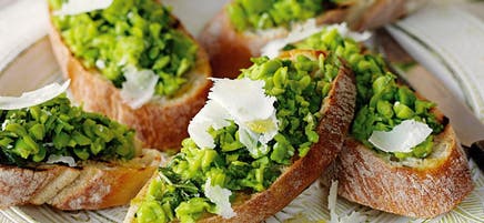 Bruschetta de fèves à la menthe
