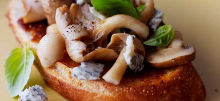 Bruschetta au gorgonzola et aux champignons