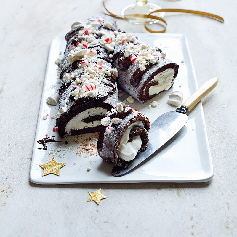 Schoko-Biskuit-Rolle mit Schneehaube