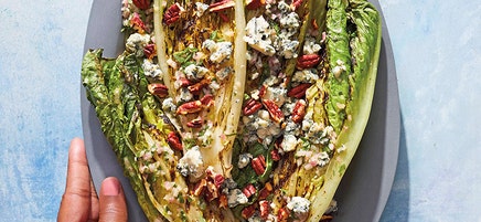Grillad sallad med ädelost och pecannötter