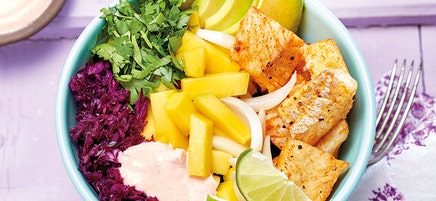 Bowl de poisson, mangue et chou rouge