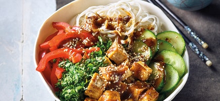 Rijstnoedelbowl met tofu en pruimensaus
