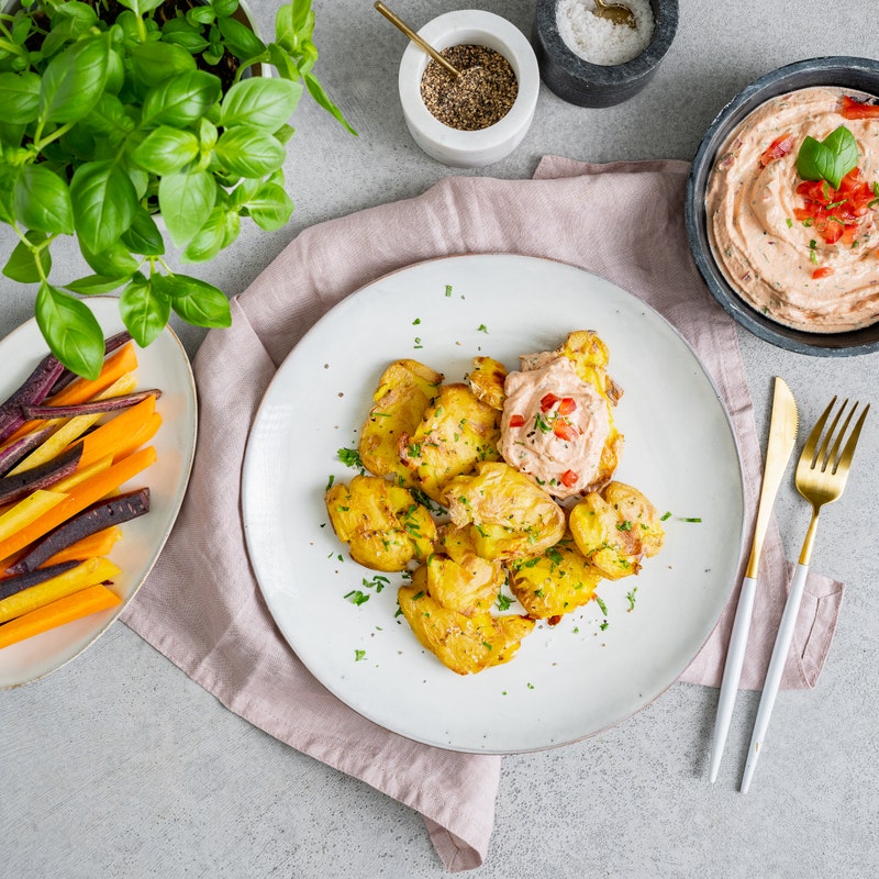 Smashed Potatoes mit Tomaten-Dip und Gemüsesticks