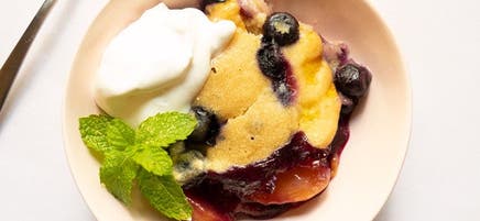 Cobbler aux pêches et aux bleuets à la mijoteuse