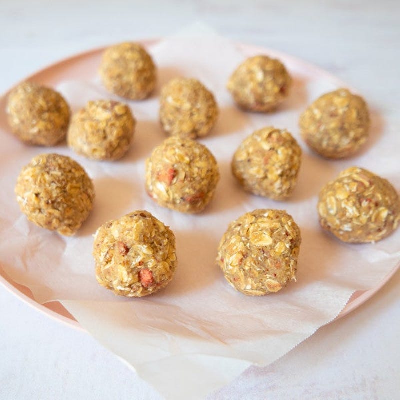 Photo de Bouchées sans cuisson aux fraises, aux amandes et à l’avoine par WW