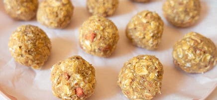 Bouchées sans cuisson aux fraises, aux amandes et à l’avoine