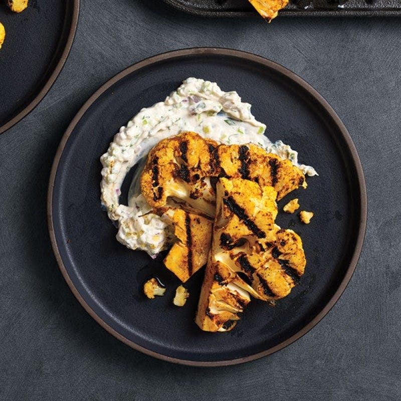 Photo de Biftecks de chou-fleur tandoori grillés avec tartinade raïta au concombre par WW