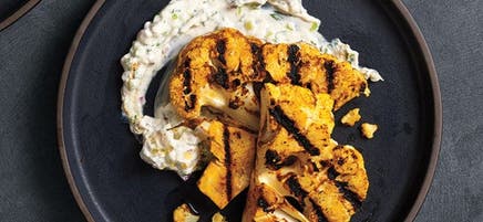 Biftecks de chou-fleur tandoori grillés avec tartinade raïta au concombre