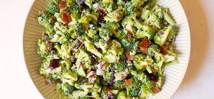 Salade de brocoli aux canneberges et au bacon