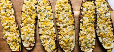 Bateaux de courgettes grillées farcies de maïs et d'herbes