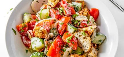 Salade crémeuse de concombres et de tomates