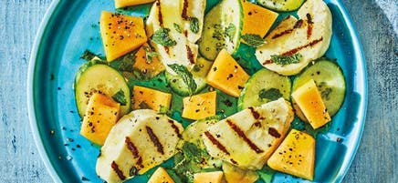 Salade de cantaloup et de concombres avec halloumi grillé