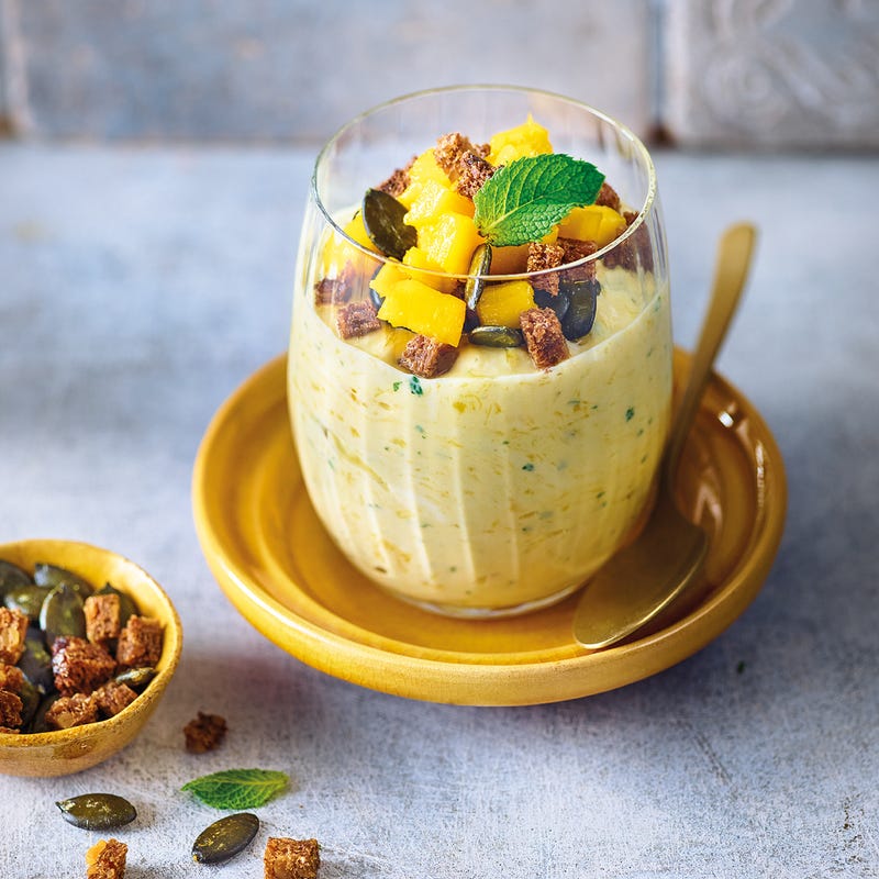Minz-Mango-Skyr mit Schwarzbrot-Crunch