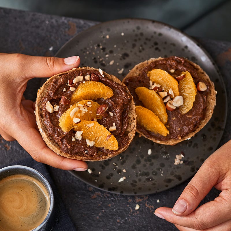 Avocado-Schoko-Creme auf Brötchen