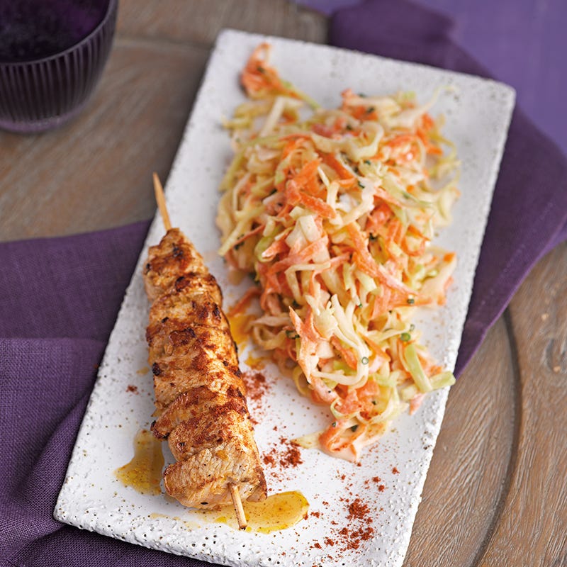 Foto van Spitskoolsalade met yoghurtdressing en kalkoenspiesjes door WW