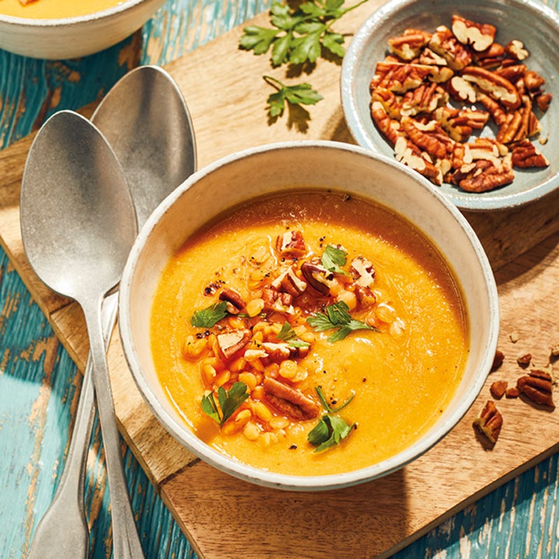 Linsensuppe mit geröstetem Kürbis