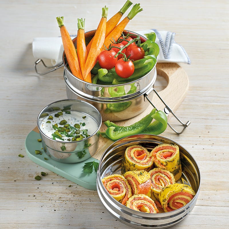 Foto van Zalm-omeletrolletjes met groenterepen en dip door WW