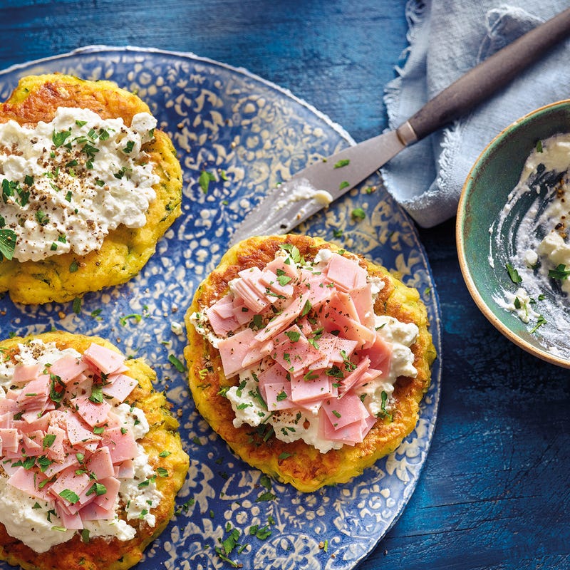 Zucchini-Pancakes mit Hüttenkäse & Schinken