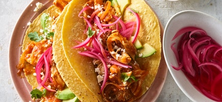 Slow cooker chicken tinga tacos