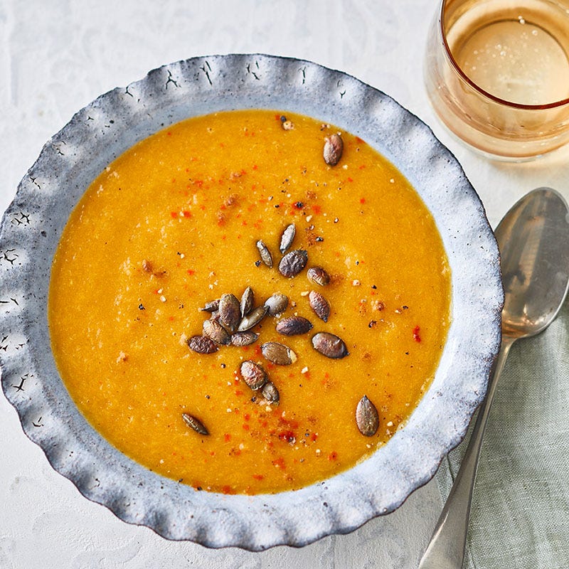 Feurige Karottensuppe mit Kürbiskernen