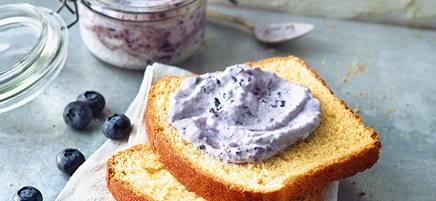 Crème van plattekaas en blauwe bessen