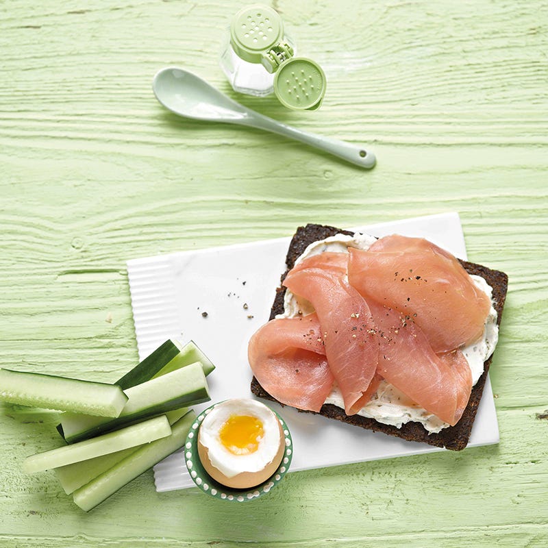 Foto van Fries roggebrood met gerookte zalm en een zachtgekookt ei door WW