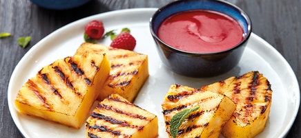 Gegrilde ananas met frambozensaus